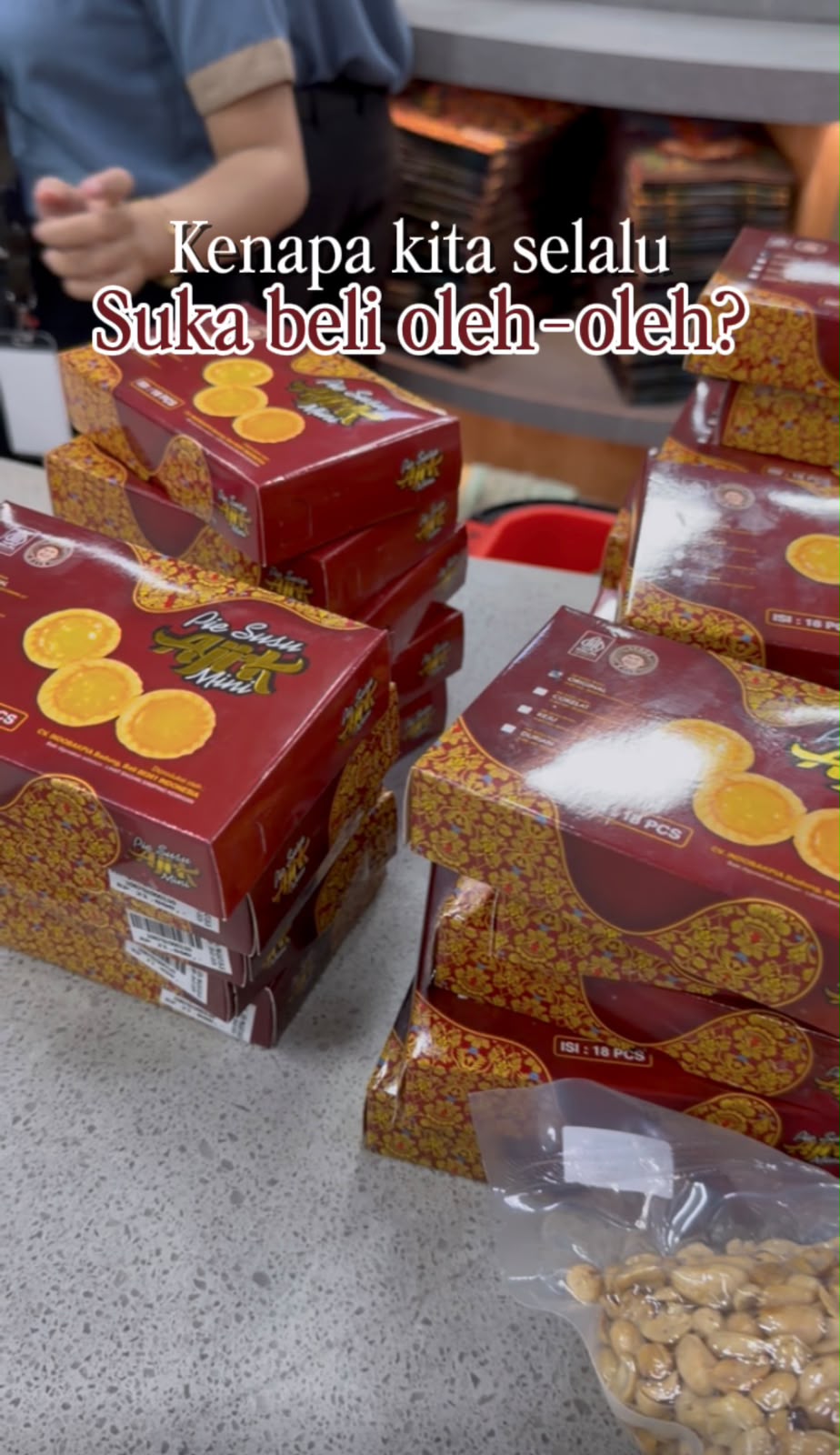 Femnova Lifestyle: Kenapa Kita Selalu Beli Oleh-Oleh Saat Liburan? Ini Alasannya